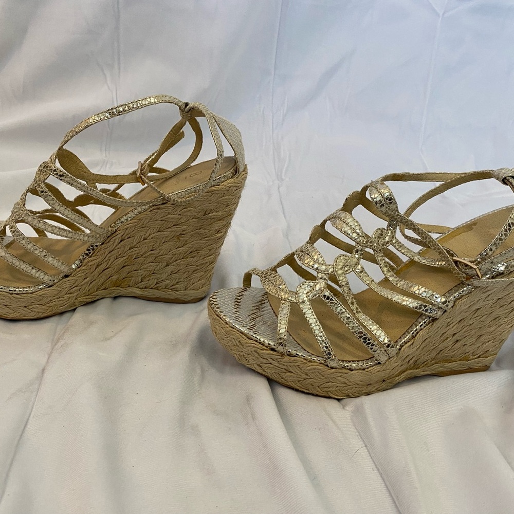 EUC Bakers champagne metallic platform strappy sandals